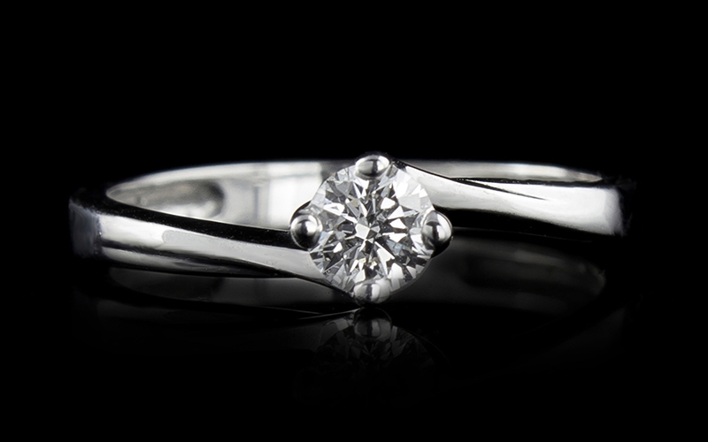Нежен годежен пръстен с диамант N1385
